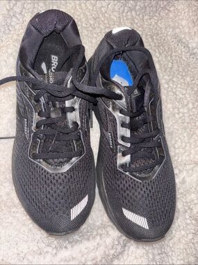 Brooks Black Running Sneakers with White Accents 7.5